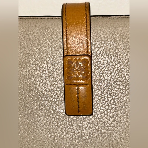 Loewe Calf Skin, Bi-fold Beige Light
Oat/Honey exterior . Papaya Interior. - Picture 2 of 13